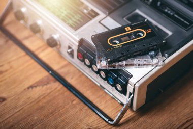 Tahta masada kaset çaları olan klasik taşınabilir radyo. Müzik dinleme konsepti.