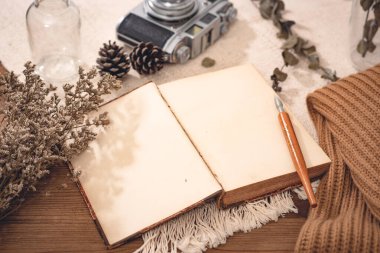 Masaüstünde eski kitabın boş kağıdı.