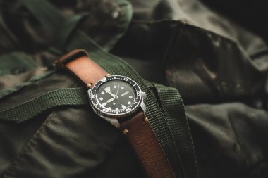 Lüks erkekler siyah telefon ve deri saat bandıyla izlerler..