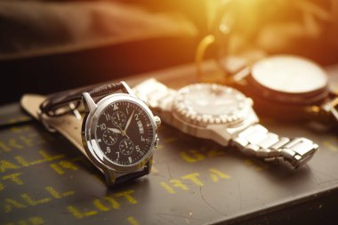 Deri saat bandıyla askeri kol saatini kapat. Arka planda askeri nesneler olan erkekler için kol saati.