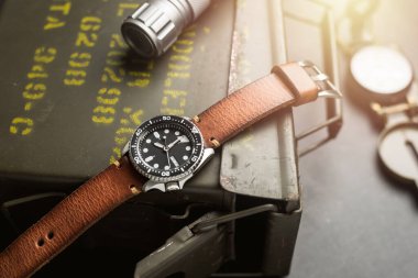 Lüks erkekler siyah telefon ve deri saat bandıyla izlerler..