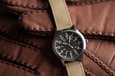 Biege naylon saat bandıyla askeri kol saatini kapat. Erkekler için aksesuarlar.