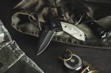 Siyah bıçaklı taktik dijital kamuflaj bıçağı. Katlanan bıçak her gün taşır.