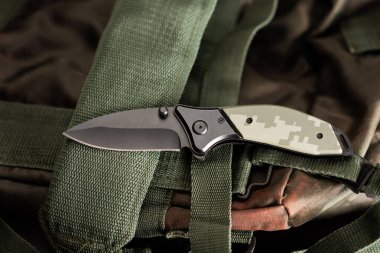 Siyah bıçaklı taktik dijital kamuflaj bıçağı. Katlanan bıçak her gün taşır.