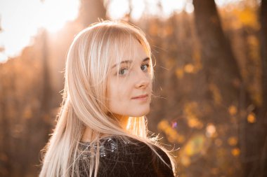 Sonbaharda genç ve güzel sarışın bir kadının portresi. Kapat.