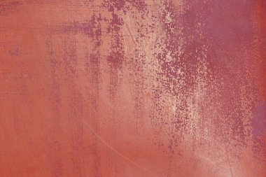 Aşınmış, çizik alanları ve grunge etkileri olan kırmızı yüzeyin soyut dokusu.