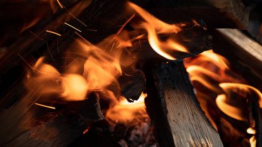 Yakacak odun yanıyor. Kapat.