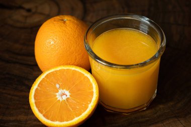 Bir bardak portakal suyu ve portakal..