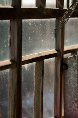 Eski bir evin penceresi. İç görünüm.