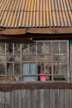 Köydeki eski bir evin penceresi.