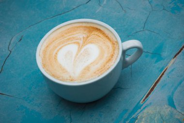 Bir bardak cappuccino ile latte sanatı, şiş üzerinde kalp şeklinde