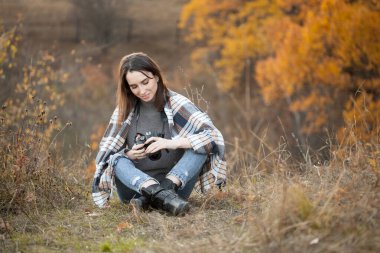 DSR kamerasıyla dışarıda oturan genç bir kadın.