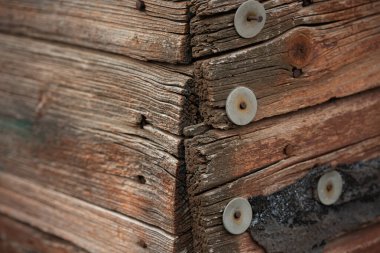 Eski ahşap bir evin köşesinde. Yakın plan.