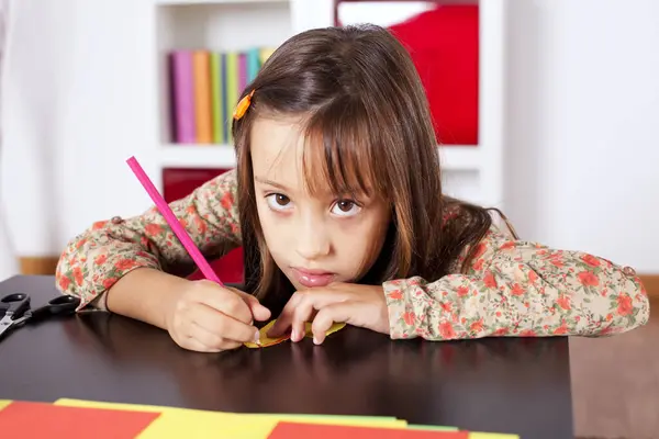 彼女の家の小さな女の子は鉛筆で描画する — ストック写真
