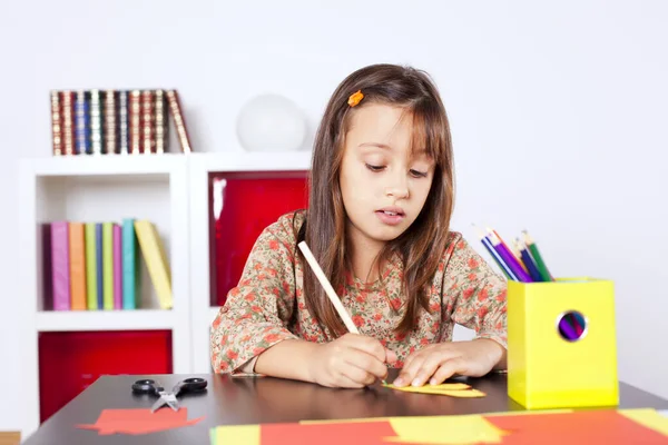 彼女の家の小さな女の子は鉛筆で描画する — ストック写真