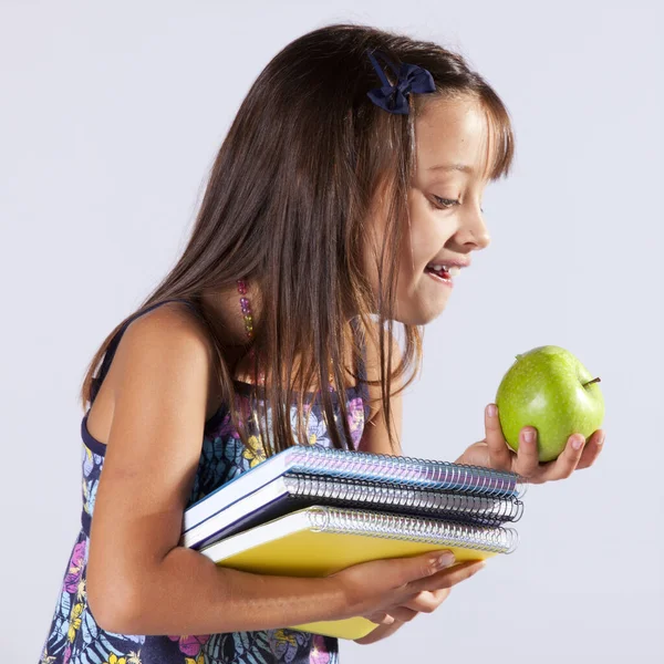 本を持ってる女の子と学校に行く準備ができているリンゴ — ストック写真