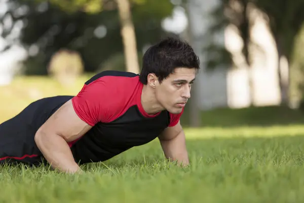 Şehir Parkındaki Atlet Erkek Biraz Şınav Çekiyor — Stok fotoğraf