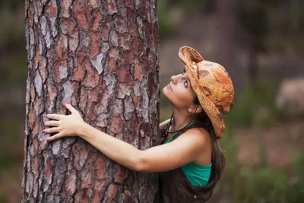 Jovem Apreciando Natureza Abraçando Tronco Árvore — Fotografia de Stock