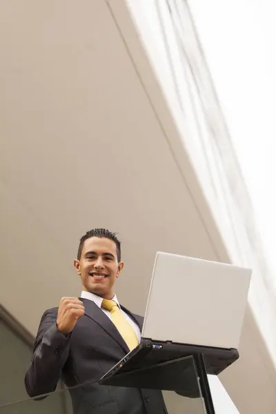 Уверенный Молодой Бизнесмен Работающий Ноутбуком Офисном Балконе — стоковое фото