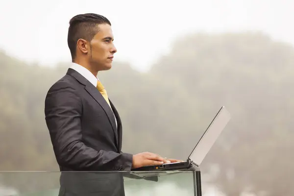 Уверенный Молодой Бизнесмен Работающий Ноутбуком Офисном Балконе — стоковое фото