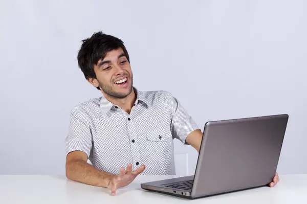 Jonge Man Geschokt Met Iets Wat Hij Ziet Zijn Laptop Rechtenvrije Stockfoto's