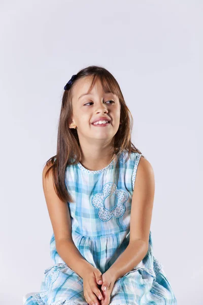 Ευτυχισμένο Πορτρέτο Κοριτσάκι Απομονωμένο Γκρι Φωτογραφία Αρχείου