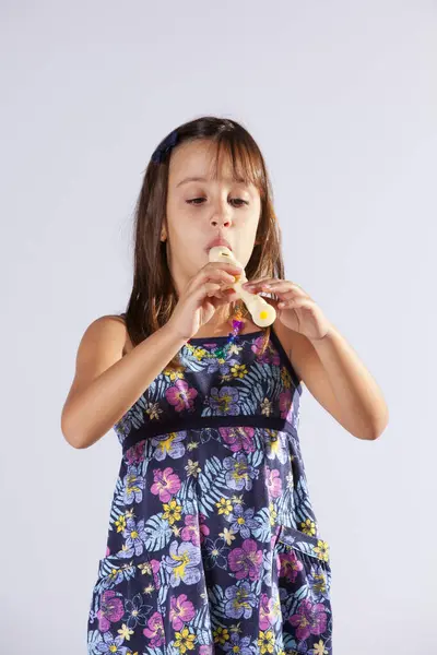 Klein Meisje Speelt Muziek Met Een Fluit Rechtenvrije Stockafbeeldingen