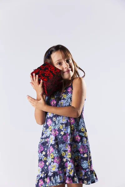 Ευτυχισμένο Κοριτσάκι Που Κρατάει Ένα Κουτί Δώρου Royalty Free Εικόνες Αρχείου