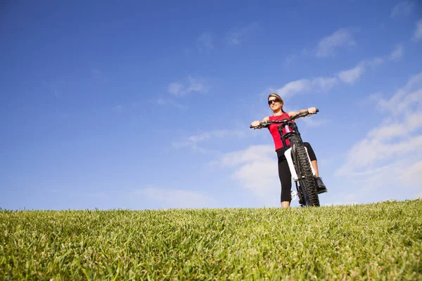 公園で自転車で若い女性 ストック画像