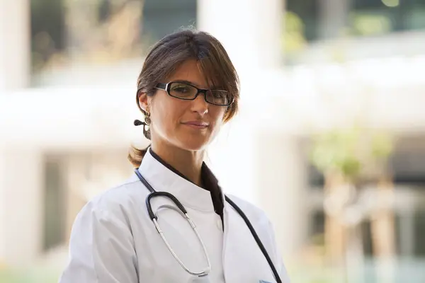 Médico Fêmea Amigável Sorrindo Para Você Ninho Para Uma Clínica Imagem De Stock