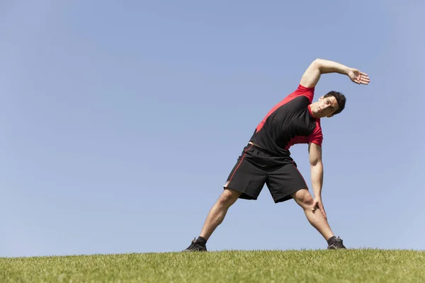 Atleet Man Het Stadspark Opwarming Stretching Rechtenvrije Stockfoto's