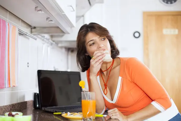 Vacker Kvinna Äter Sin Frukost Och Dricker Sin Apelsinjuice Naturliga Stockbild