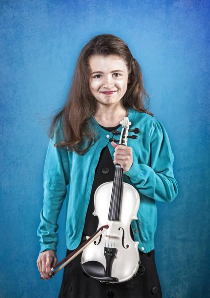 Θηλυκό Παιδί Παίζει Βιολί Μπλε Φόντο Royalty Free Φωτογραφίες Αρχείου