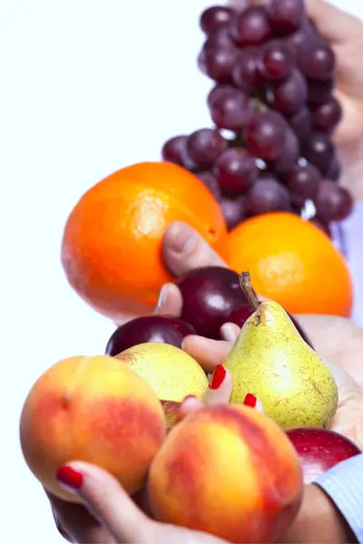 リンゴ オレンジ プラム ブドウを手に持つ人々のグループ 選択的フォーカス ロイヤリティフリーのストック画像