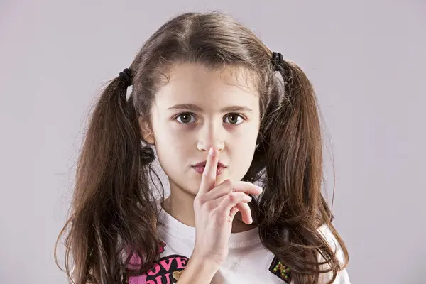 Θηλυκό Παιδί Δάχτυλό Της Στα Χείλη Της Ζητάει Σιωπή Εικόνα Αρχείου