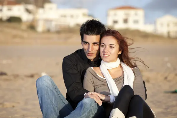 浅い自由度での屋外 選択的な焦点に若い夫婦の間の愛情 ロイヤリティフリーのストック画像