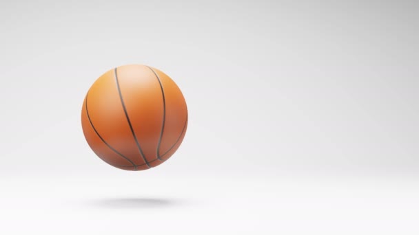 バスケットボールボールがスタジオに回転ライトグレーの背景 コピースペースでシームレスなループ3Dアニメーション — ストック動画
