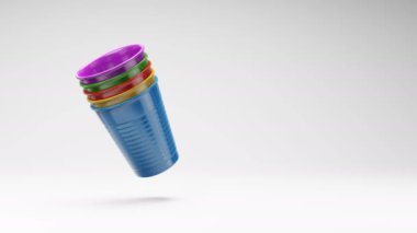 Renkli Plastik Kupalar Yığını Bir Stüdyo Işık Gri Arkaplanda Dönüyor, Üç Boyutlu Kusursuz Döngü Animasyonu Kopyalama Boşluğu