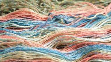 Doğal organik koyun yününden iplikler. Yakın plan, makro. İki yarasız yeşil ve gökkuşağı örgü ipliği..