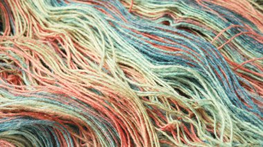 Doğal organik koyun yününden iplikler. Çok renkli gökkuşağı örgü ipliklerinden oluşan açılmamış kayalar..