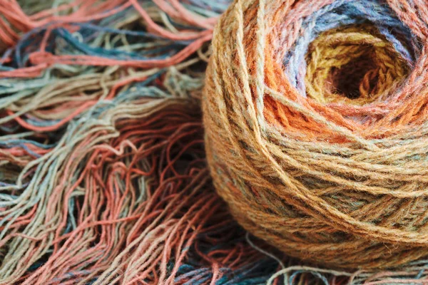 用纯正的有机羊毛团在未缠绕的羊毛丝绳上织成的纱球 彩虹色 — 图库照片