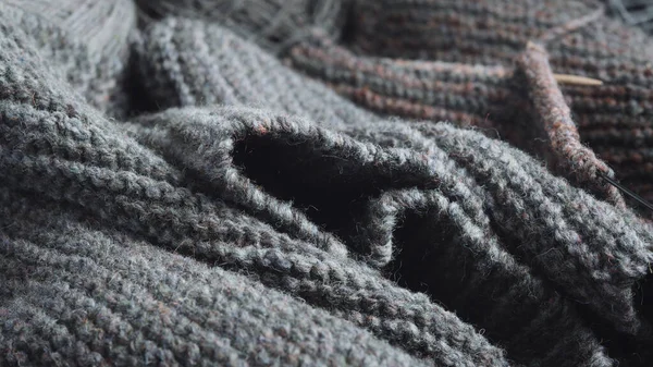 Folds Unfinished Knitted Gray Scarf Wooden Knitting Needles — Stockfoto