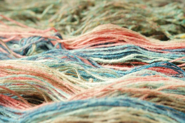 天然有机羊毛线 特写镜头 两条未捻的绿色和彩虹针织纱线 — 图库照片
