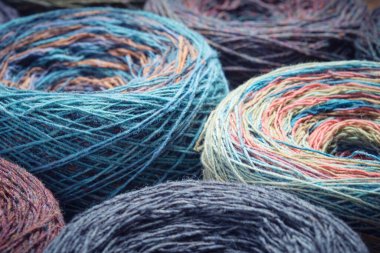 Çok renkli organik kuzu tüylerinin yuvarlak çizgileri..