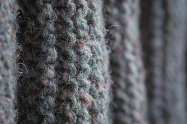 Gri örgü kumaş kıvrımları. Örülmüş doku arkaplanı.