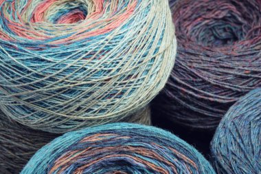 Çok renkli organik kuzu tüylerinin yuvarlak çizgileri..