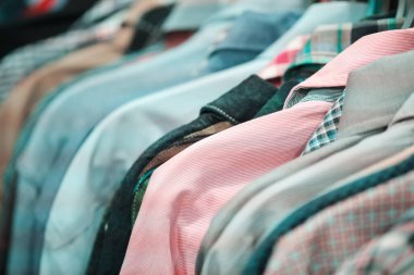 Askılarda bir sürü farklı erkeğin gömleği asılı..