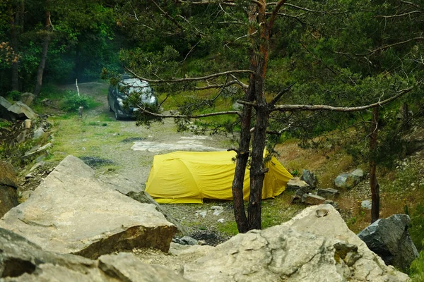 Κίτρινη Τουριστική Σκηνή Και Αυτοκίνητο Στο Δάσος Στα Βουνά Τουρισμός — Φωτογραφία Αρχείου