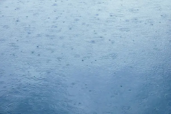 背景水面上有几圈雨滴 水波纹质感 — 图库照片