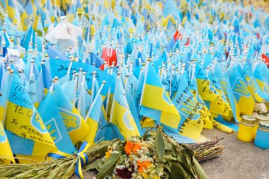 Kyiv, Ukrayna - 08.23.2023: Bağımsızlık Meydanı, Ukraynalı defans oyuncularının isimlerinin yer aldığı birçok ulusal bayrak.